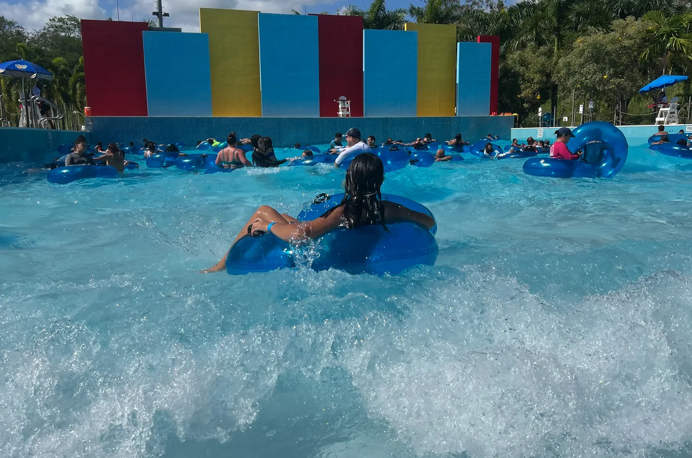 Tropical Tsunami (Piscina de Olas)