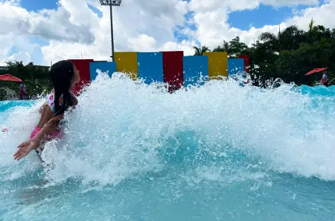 Tropical Tsunami (Piscina de Olas)